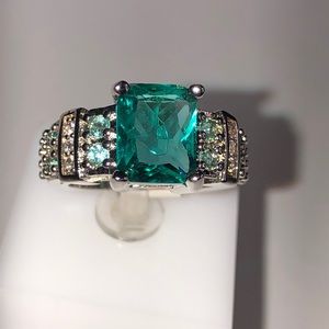 💎Brand New 18k WGF Green Big Crystal Ring.